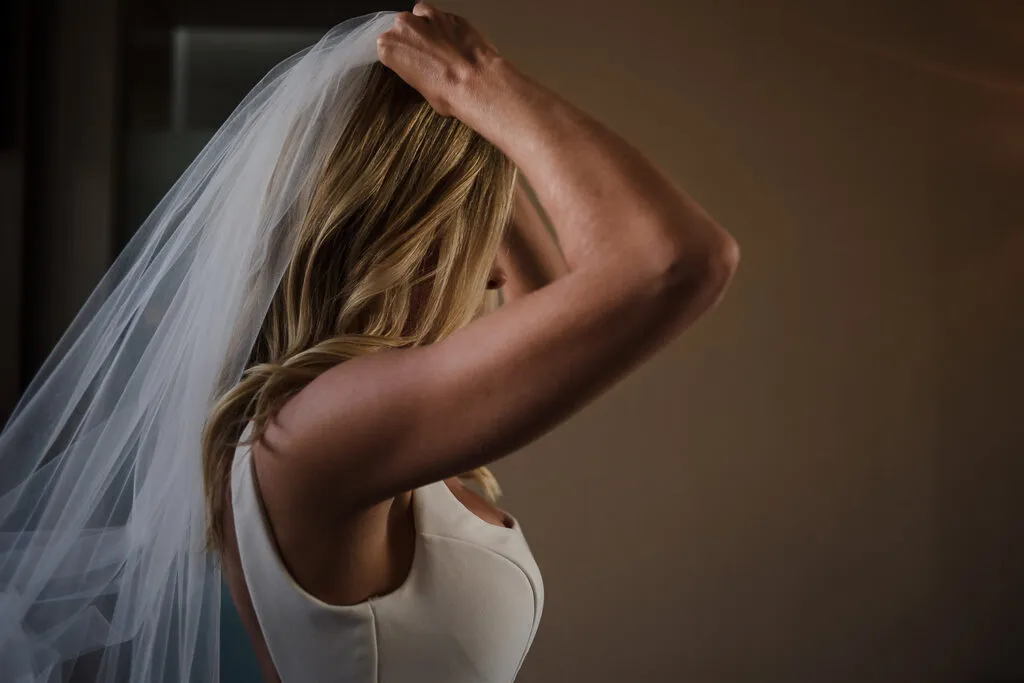 Bride getting ready with wedding veil in Cancun destination wedding photography by Riviera Maya photographer